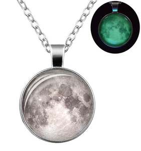 Collar Luminoso con Estrellas del Universo, Último Modelo 2019, Collar con Colgante de Vidrio que Brilla en la Oscuridad con Diseño de Planeta, Luna y Galaxia - Product Image 1