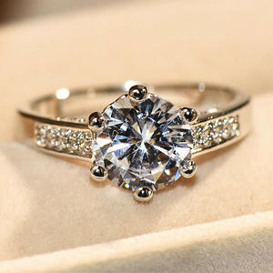 Anello di Fidanzamento Classico da Donna Q655 con Diamante Sintetico Taglio Brillante Rotondo e Pietre Laterali, Placcato in Oro 18k - Product Image 2