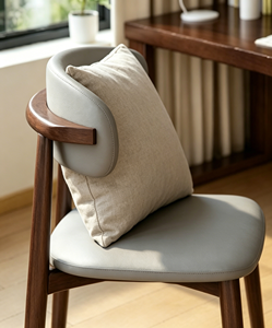 Chaise de salle à manger moderne en bois massif avec siège en cuir, design mid-century, meuble stable pour usage domestique - Product Image 3