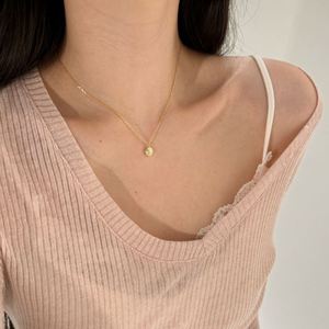 สร้อยคอจี้รูปอมยิ้มเล็กๆ ดีไซน์สวยหรูจาก Dylam Charm Fine Jewelry ชุบทอง 14K ผิวขัดเงา เงินแท้ S925 สำหรับเด็กผู้หญิง ผู้หญิง และสุภาพสตรี - Product Image 3