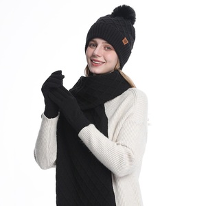 Chapeau d'hiver en laine tricotée pour femmes, écharpe, gants de protection des oreilles en trois pièces. - Product Image 2