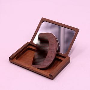 Nouvelle <span class=keywords><strong>brosse</strong></span> <span class=keywords><strong>à</strong></span> <span class=keywords><strong>cheveux</strong></span> pliable 2026 avec miroir en bambou naturel et bois de santal, <span class=keywords><strong>démêlante</strong></span>, portable, pour le maquillage, voyage, poche, peigne compact pliable - Product Image 5