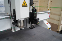 Routeur CNC A2 1300 NC Studio 4KW avec caméra CCD, couteau oscillant, moteur à roulement pour l'industrie publicitaire, la mousse souple et les films plastiques