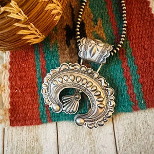 Colgante Naja de Plata de Ley Hecho a Mano con Acabado Chapado en Oro, Engaste de Bisel, Diseño Religioso, Unisex - Product Image 1