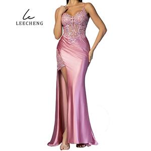 Abito da sera in raso rosa <span class=keywords><strong>con</strong></span> ricami in <span class=keywords><strong>pizzo</strong></span>, spalline sottili, <span class=keywords><strong>spacco</strong></span> laterale alto e Silhouette a sirena per eventi formali - Product Image 6