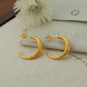 Boucles d'oreilles créoles en acier titane motif lune, plaqué or, inaltérable, bijoux haut de gamme pour femme, mode automne-hiver - Product Image 3