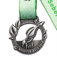 Medalla de recuerdo de aleación de zinc fundida hueca, chapada en plata antigua, con diseño de hoja y temática natural, para caminatas familiares y eventos comunitarios, con cinta personalizada