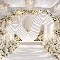Toile de fond de scène de mariage en acrylique, panneau superposé blanc en forme de vague avec éclairage LED pour la réception, le banquet d'hôtel, la décoration d'événements