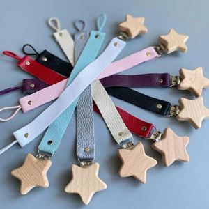 Clips Duraderos para Carriola, Manta de Cuero PU, Clip de Madera Orgánica con Nombre Personalizado, Porta Chupetes para Regalos de Bebé - Product Image 6