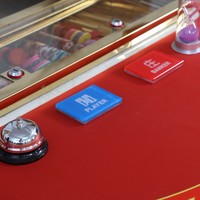 Table de Blackjack Demi-Ronde de Luxe en Bois Massif avec Porte-Gobelets et Tapis Personnalisé pour Salles de Divertissement
