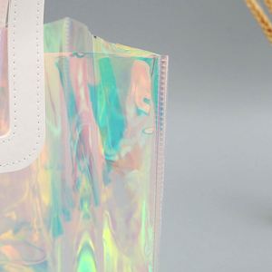 กระเป๋าโท้ทพีวีซีสีรุ้งเก๋ไก๋พร้อมโลโก้แบบกำหนดเอง กระเป๋าใส่ของแบบใส กระเป๋าช้อปปิ้งโฮโลแกรมใส - Product Image 6