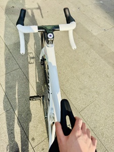 Bicicleta de Carreras Aerodinámica de Carbono T800 con <span class=keywords><strong>Pedales</strong></span> Shi Mano Di2 Ordinarios, 7.6 kg, Ligera, Rendimiento de Alto Nivel para Ciclistas Profesionales - Product Image 4