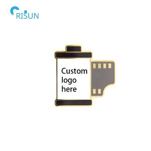 Usine personnalisée drôle <span class=keywords><strong>caméraman</strong></span> photographie caméra tirer Film rouleau épinglettes Badges broches personnalisé Film émail broche - Product Image 4