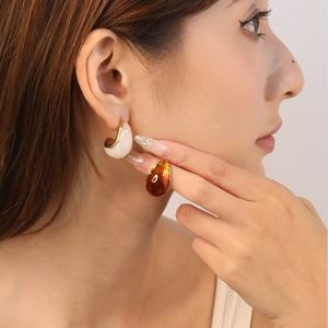 ต่างหูห่วงเรียบง่ายสไตล์มินิมอล รูปทรงเรขาคณิต สีสันสดใส ทำจากเรซิ่นและสแตนเลสสตีล ชุบทอง 18K PVD สำหรับผู้หญิง - Product Image 5