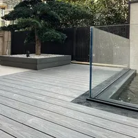 Dalles de sol extérieures carrées en WPC de qualité commerciale, design emboîtable, imperméables, antidérapantes, ignifuges, écologiques pour terrasse