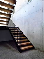 Escalier à double poutre sur mesure avec marches en bois massif et balustrade verticale