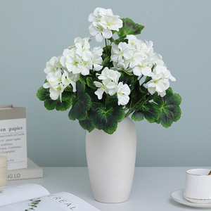 Bouquet de fleurs artificielles de begonias roses en soie Ruilisi pour la décoration de la maison et des hôtels - Product Image 3