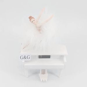 Cadeaux de vacances créatifs danse piano blanc ballet fille plume résine boîte à musique rotative - Product Image 1