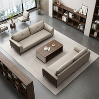 Canapé de bureau moderne en cuir beige, décoration minimaliste pour un salon d'affaires sophistiqué, espace de réception