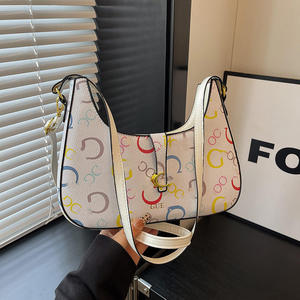 Sac croissant élégant Guesses à imprimé chaîne, sac bandoulière pour femme - Product Image 3