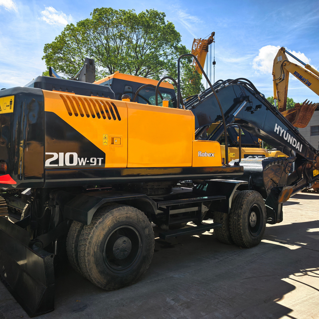 21 Ton Hyundai Used Wheel Excavator 210w-9 210w-7 2022 Model Cummins Engine High Quality Customized Attachments for Road Work