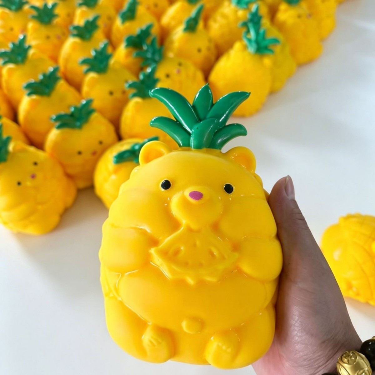 Ours ananas géant