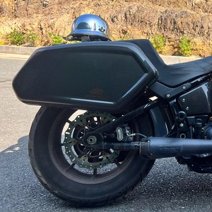 Sacoche <span class=keywords><strong>de</strong></span> moto AKOSO en fibre <span class=keywords><strong>de</strong></span> carbone sèche 3K véritable pour Harley Davidson Softail Low Rider S ST 2022-2025 - Product Image 3