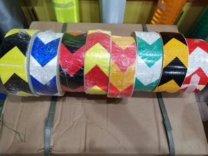 เทปสะท้อนแสงสีแดงขาวเพื่อความปลอดภัย,เทปสะท้อนแสงสีเหลืองดำสำหรับรถพ่วงรถบรรทุกกลางแจ้ง - Product Image 2