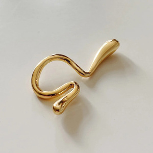 Boucles d'oreilles minimaliste en plaqué or 18 carats irrégulières torsadées pour femmes Boucles d'oreilles géométriques en acier inoxydable imperméables pour femmes - Product Image 5