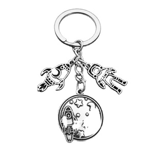 Échappez de la <span class=keywords><strong>Terre</strong></span> ! Porte-clés en métal mignon en forme de soucoupe volante, d'astronaute, de fusée, de planète, d'homme spatial, d'univers, d'étoiles, pour les amateurs d'astrophysique - Product Image 1