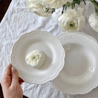 Service de vaisselle vintage français en céramique avec bordure en dentelle embossée, assiettes et bols blancs, assiettes à dessert pour mariage, fête ou événement