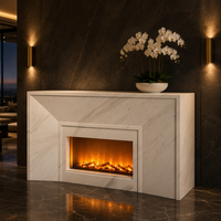 Cheminée électrique en marbre blanc sur mesure, style européen, avec manteau de cheminée sculpté, colonnes et reliefs floraux, pour villa de luxe, intérieur.