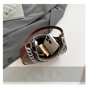 Nouveau sac à bandoulière pour femme de style coréen, tendance, avec fermeture éclair et décoration de rivets, luxe léger - Product Image 3