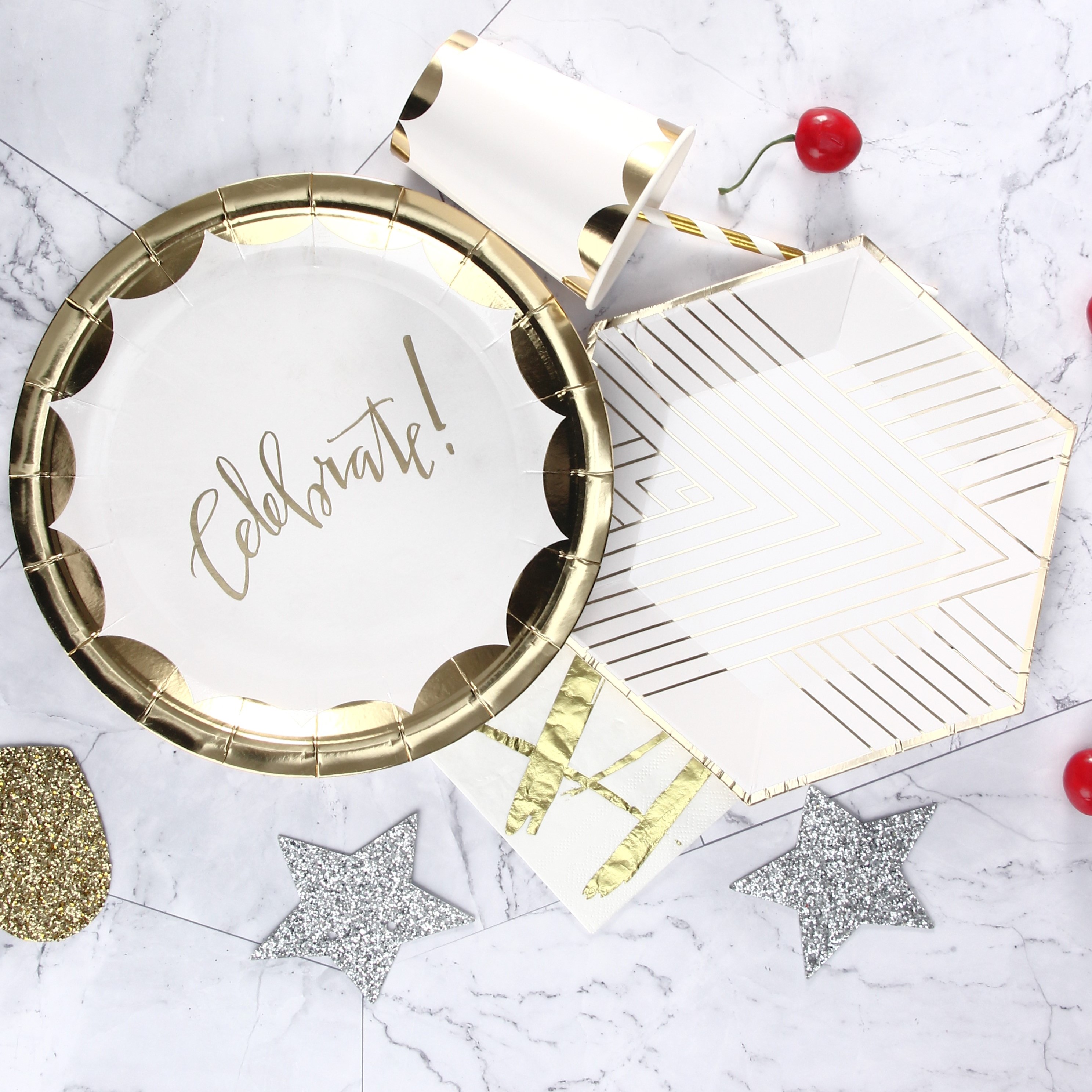 Decorações de utensílios de mesa descartáveis Degradáveis com tema branco e  dourado, pratos de papel redondos e hexagonais com listras douradas,  guardanapos| Alibaba.com, image size:2975x2975