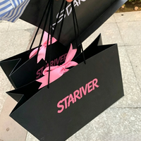 Sac de shopping en papier noir style chic avec logo personnalisé, nœud décoratif, sac d'emballage cadeau pour cosmétiques et bijoux
