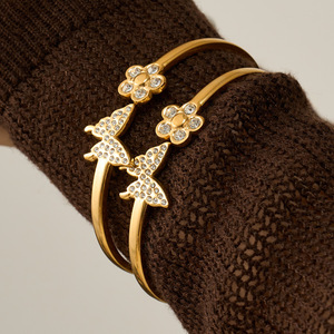 Bracelet ouvert en acier inoxydable plaqué or, étanche, hautement poli, orné de zircons floraux et de papillons, élégant, pour femme, idéal pour les soirées. - Product Image 4