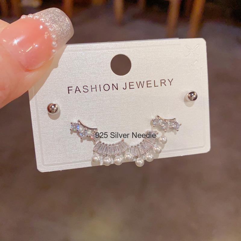 39# Ensemble de trois boucles d'oreilles en argent, diamants et perles incurvées
