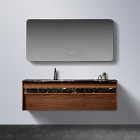 Ensemble de meuble-lavabo mural modulaire en bois de frêne avec miroir rond à étagères décalées et armoire de salle de bain avec base en lin