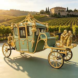 Chariot de princesse doré orné, traîné par des chevaux, pour défilé de mariage et exposition en centre de villégiature - Product Image 1