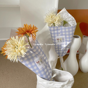 Bouquet de fleurs artificielles réalistes en soie pour la décoration intérieure et les accessoires de photographie en blanc, rouge, orange, crème, jaune, rose clair - Product Image 5