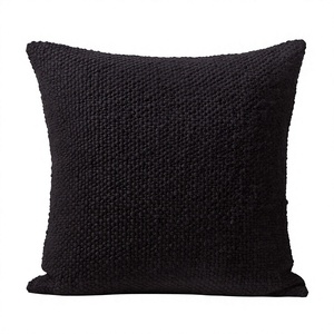 Coussin carré en coton tricoté noir, coussin décoratif minimaliste, lavable, design texturé fait main - Product Image 1