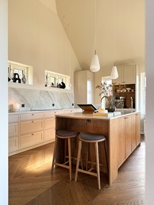 Meubles de cuisine sur mesure de style nordique Vermonhouzz, îlot autoportant pour hôtel de charme et villa de luxe - Product Image 3