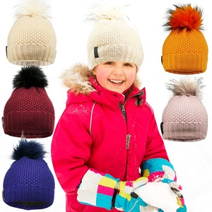 Bonnet en <span class=keywords><strong>laine</strong></span> mérinos <span class=keywords><strong>polaire</strong></span> tricoté avec pompon pour enfants – Vente en gros personnalisée – Bonnets d'hiver pour garçons et bébés – Chapeaux noirs pour enfants - Product Image 4
