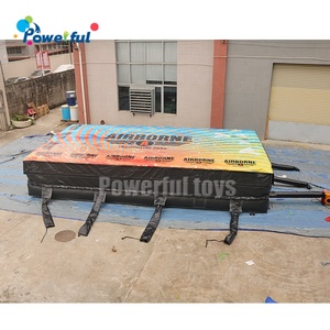 สนามกระโดดแทรมโพลีนเป่าลมแบบกำหนดเองพร้อมถุงลมนิรภัยสำหรับลงจอดและเสาเป่าลม - Product Image 4