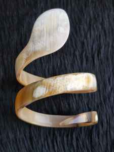 Bracelets en corne de buffle naturelle, bijoux artisanaux pour femmes, accessoires ethniques faits à la main, design intemporel et usage quotidien - Product Image 5