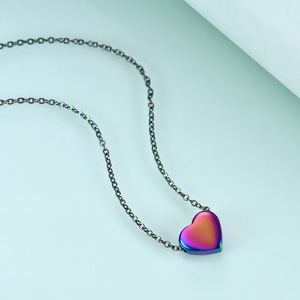 Collier avec pendentif en forme de cœur coloré en acier inoxydable avec initiale lettre A, idéal pour un usage quotidien ou comme cadeau - Product Image 2