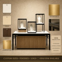 Vitrine à bijoux autoportante haute avec portes coulissantes en verre, verrouillable, éclairage LED, pour magasin de bijoux.