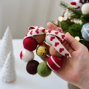 Décoration <span class=keywords><strong>de</strong></span> vacances <span class=keywords><strong>de</strong></span> style américain Mini couronnes <span class=keywords><strong>de</strong></span> Noël faites à la main Boules <span class=keywords><strong>de</strong></span> feutre <span class=keywords><strong>de</strong></span> <span class=keywords><strong>laine</strong></span> festive avec cloches - Product Image 3