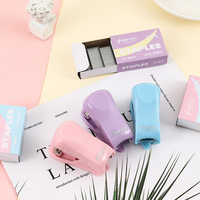 Papeterie scolaire créative Macaron couleur petite agrafeuse en papier ensemble de support de dessin animé mignon Mini agrafeuse Portable avec agrafeuse