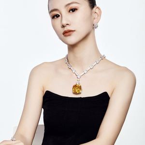 สร้อยคอจี้เพชรทรงสี่เหลี่ยมใหญ่ ดีไซน์โดดเด่นสะดุดตา รุ่น Dylam Dazzling สำหรับผู้หญิง ทำจากเงินแท้ 925 ประดับเพชรเต็มเม็ด คุณภาพ 5A - Product Image 2